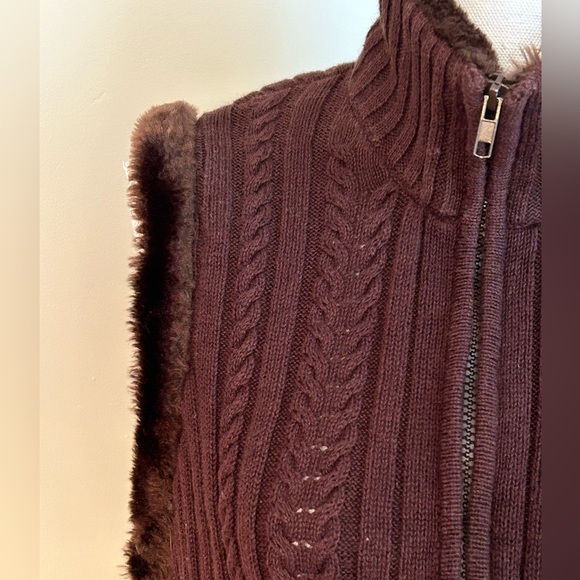 Tiara Vintage Knit Zip-Front Sweater Vest with Faux Fur Trim - Picture 4 of 13
